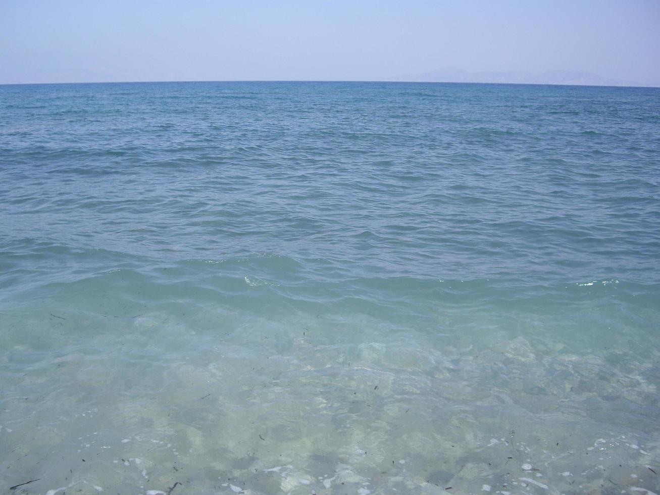 Textura de agua de mar egeo en Grecia foto