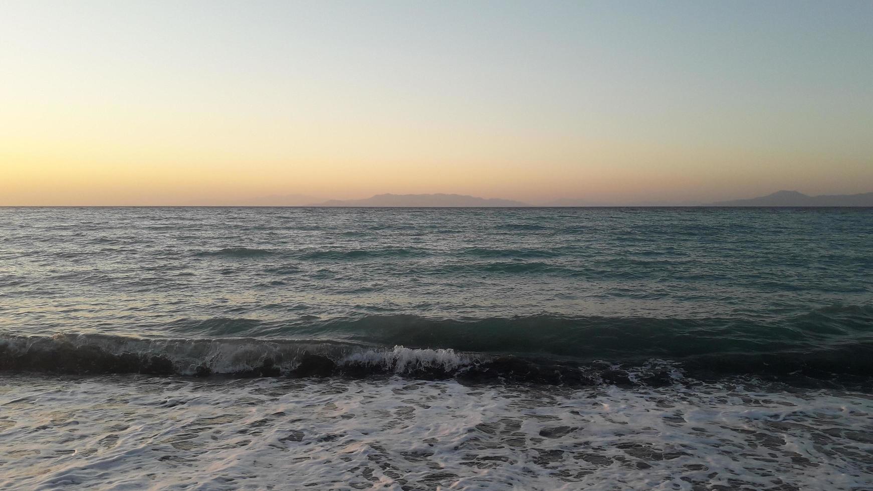 Panorama del mar Egeo en la isla de Rodas en Grecia foto