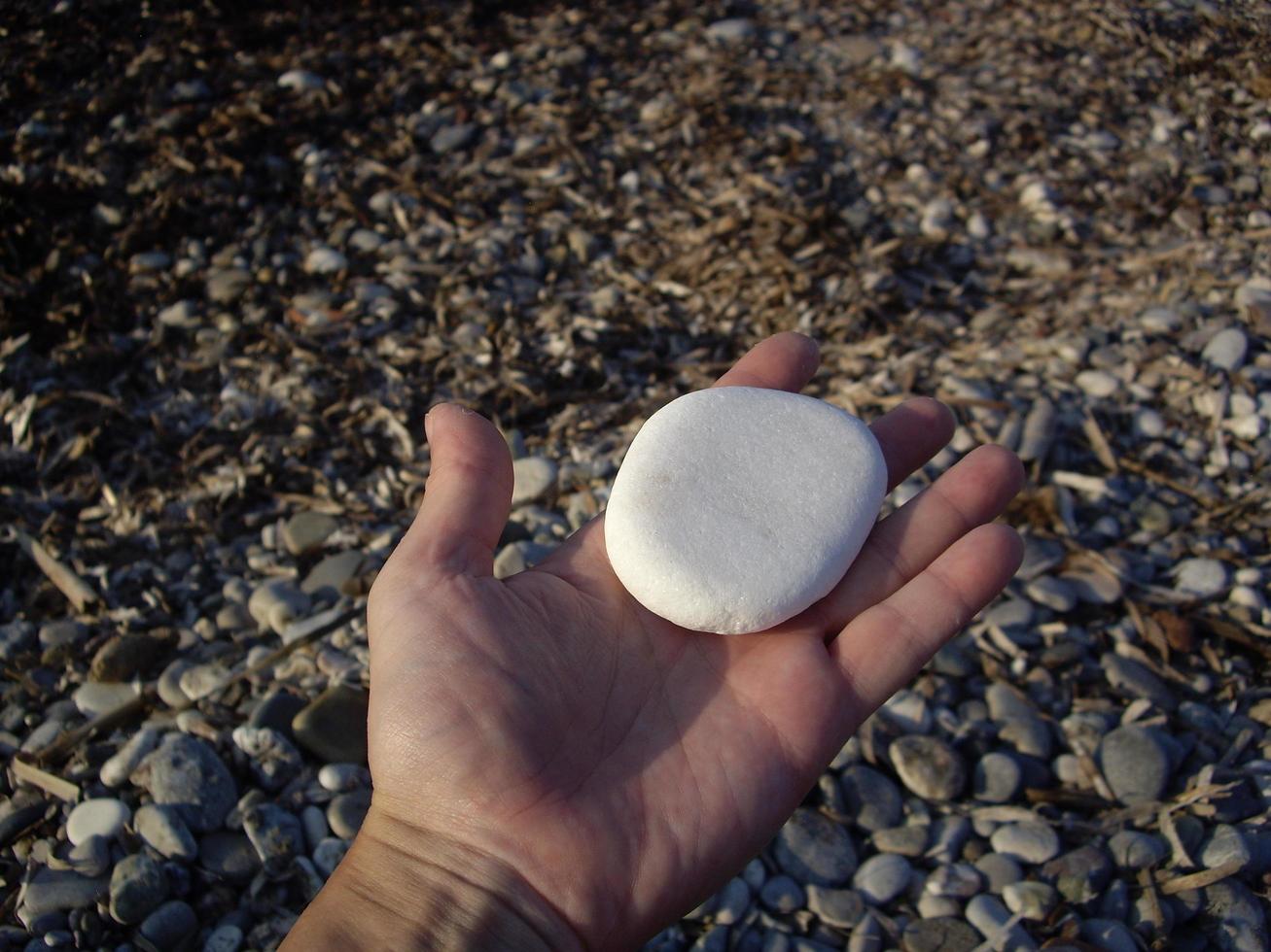 Piedras y guijarros del mar Egeo en la isla de Rodas en Grecia foto