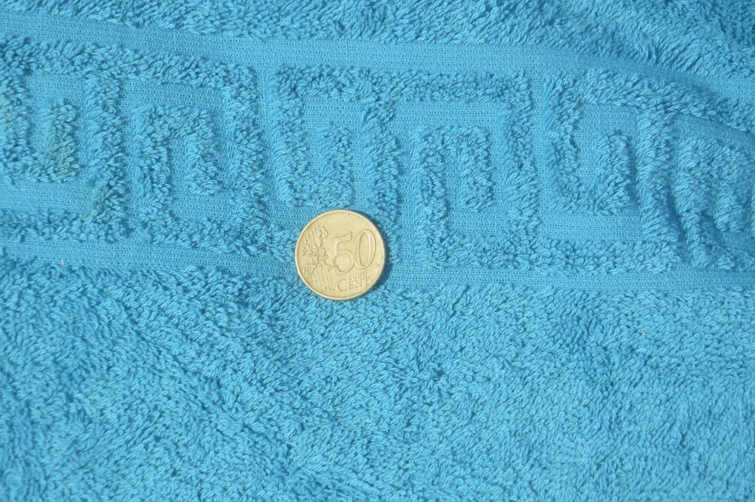 Moneda en denominación de 50 céntimos de euro en la costa egea de la isla de Rodas en Grecia foto