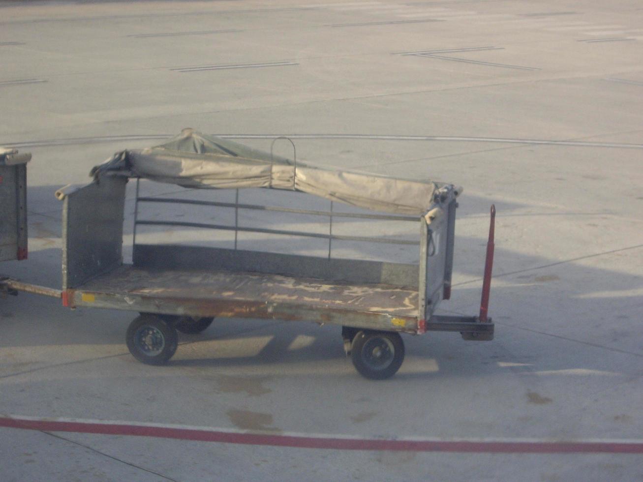 carro de equipaje en el aeropuerto internacional foto