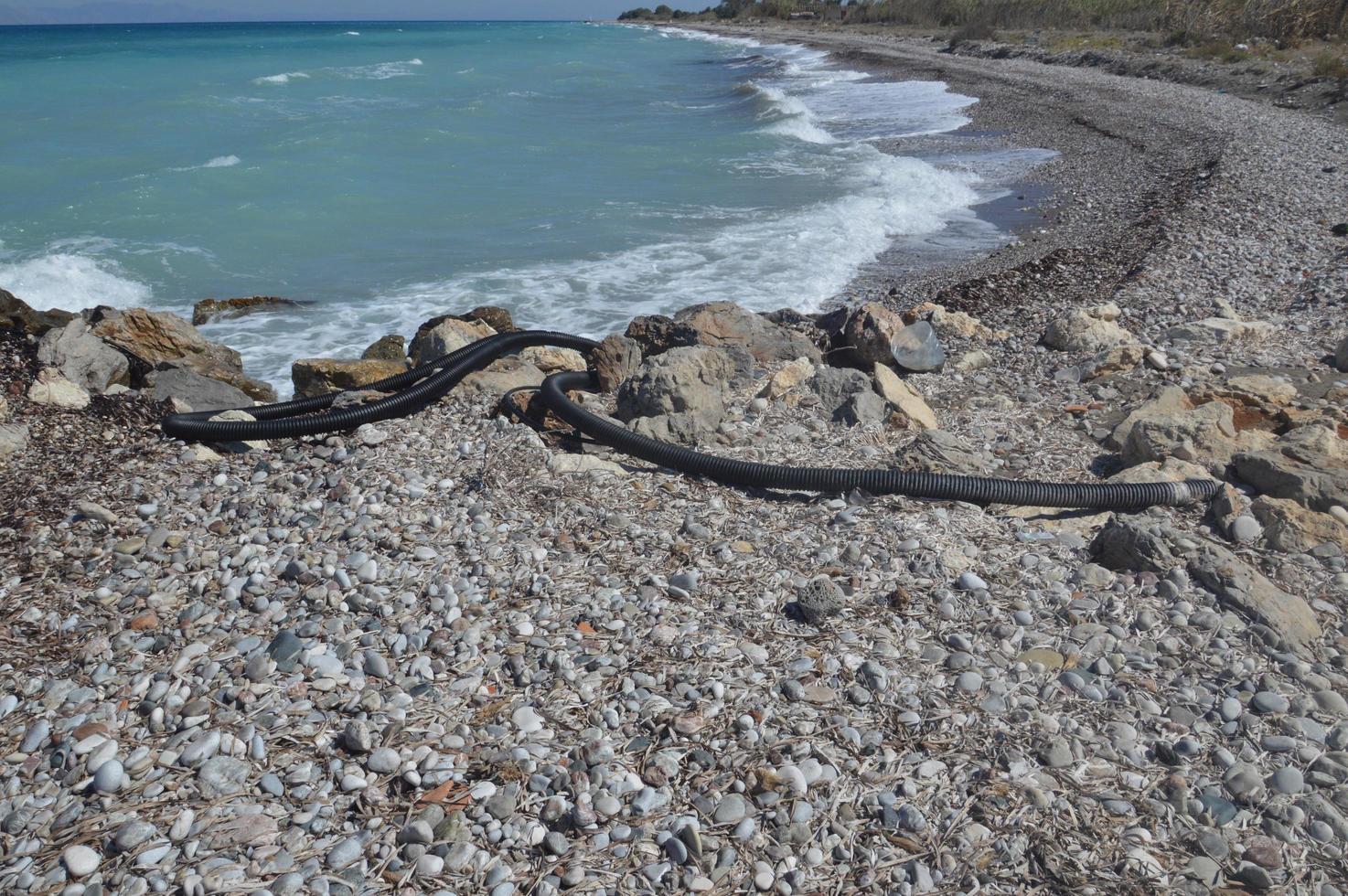 manguera flexible para suministro de agua a la orilla del mar foto