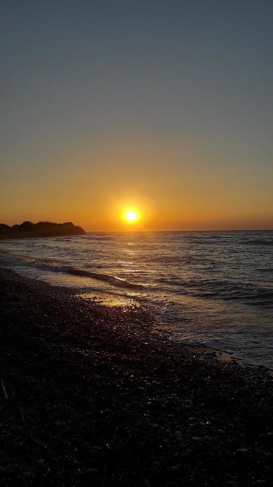 Atardecer en la orilla del mar Egeo en Rodas en Grecia foto