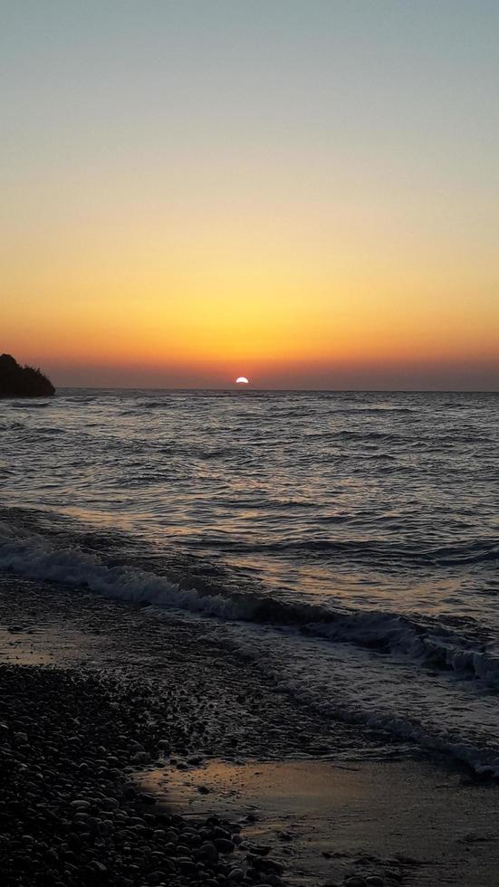 Atardecer en la orilla del mar Egeo en Rodas en Grecia foto