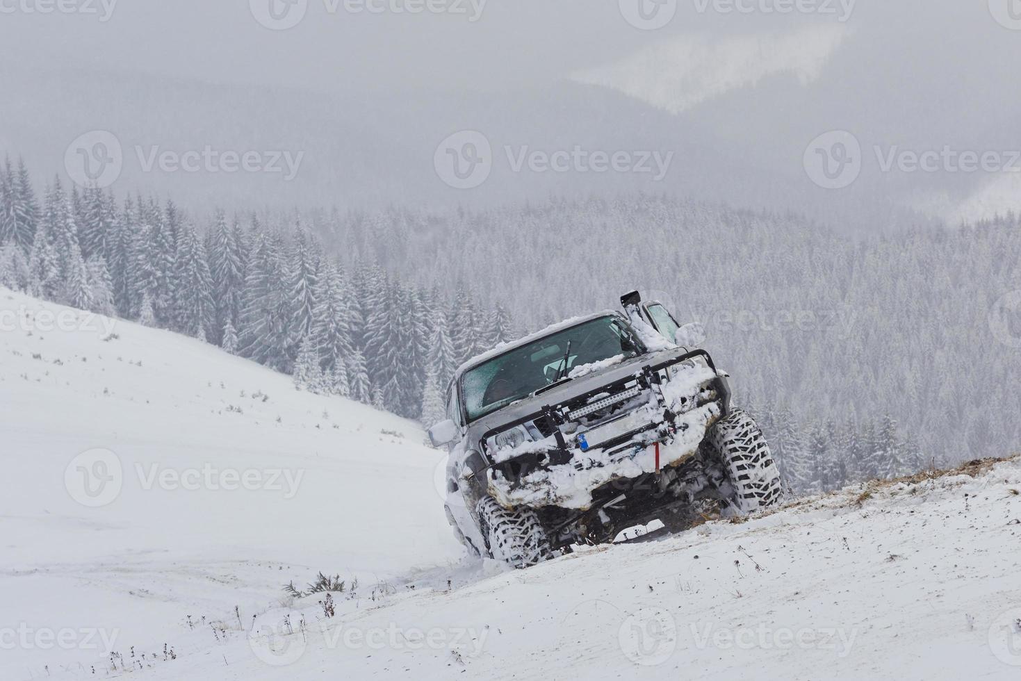 paseos en todoterreno en una montaña de invierno conduciendo riesgo de nieve y hielo, deriva foto