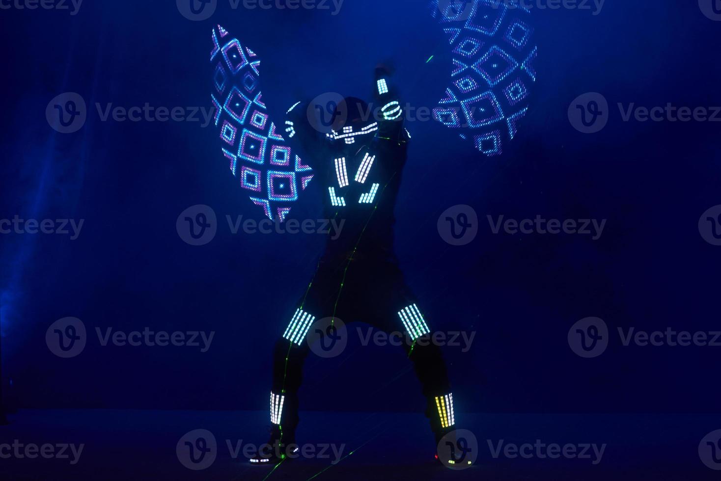 Rendimiento de espectáculo de láser, bailarines en trajes de led con lámpara led, actuación de club nocturno muy hermosa, fiesta foto