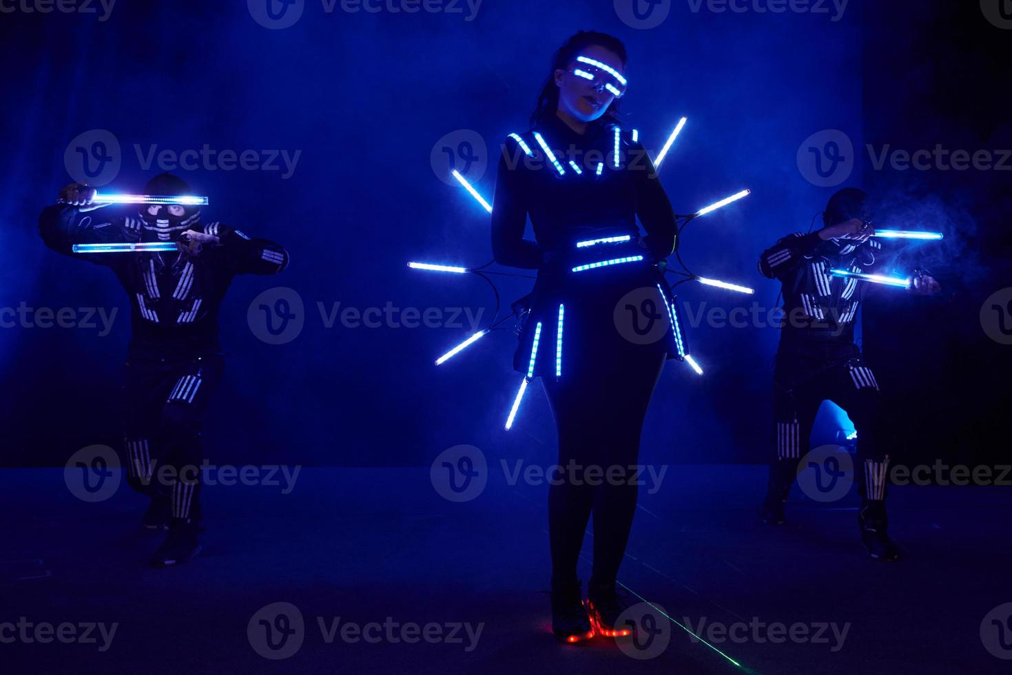 Rendimiento de espectáculo de láser, bailarines en trajes de led con lámpara led, actuación de club nocturno muy hermosa, fiesta foto