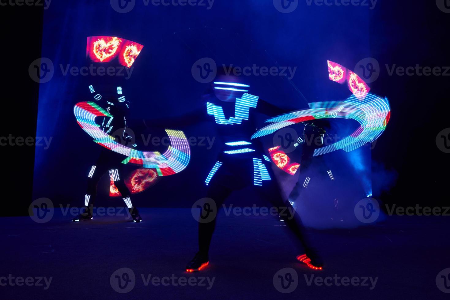 Rendimiento de espectáculo de láser, bailarines en trajes de led con lámpara led, actuación de club nocturno muy hermosa, fiesta foto