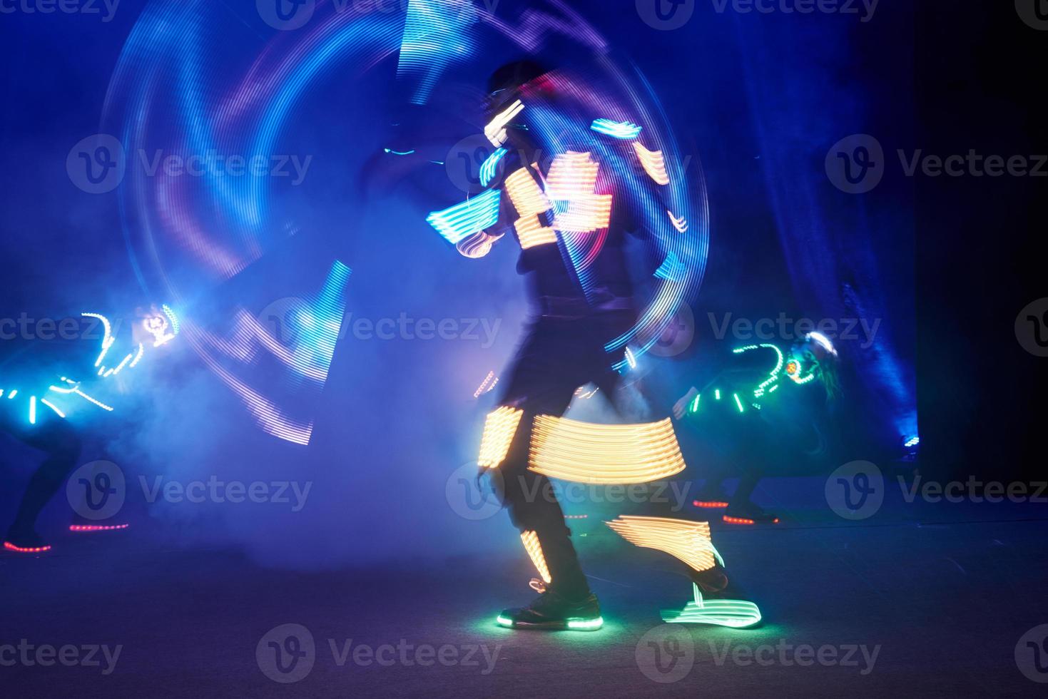 Rendimiento de espectáculo de láser, bailarines en trajes de led con lámpara led, actuación de club nocturno muy hermosa, fiesta foto