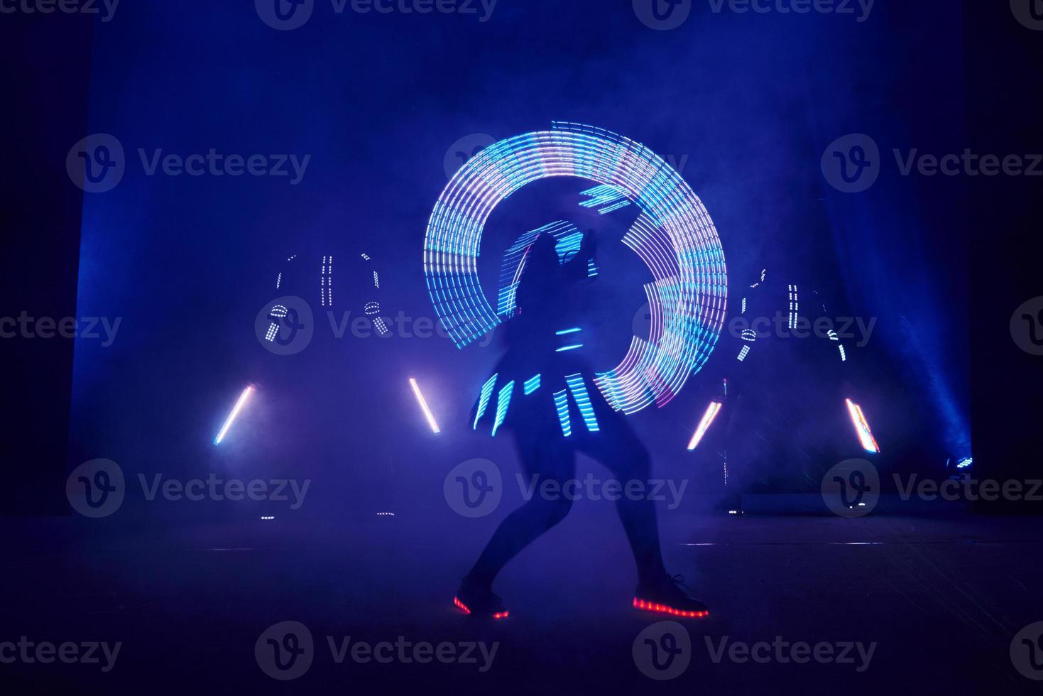 Rendimiento de espectáculo de láser, bailarines en trajes de led con lámpara led, actuación de club nocturno muy hermosa, fiesta foto