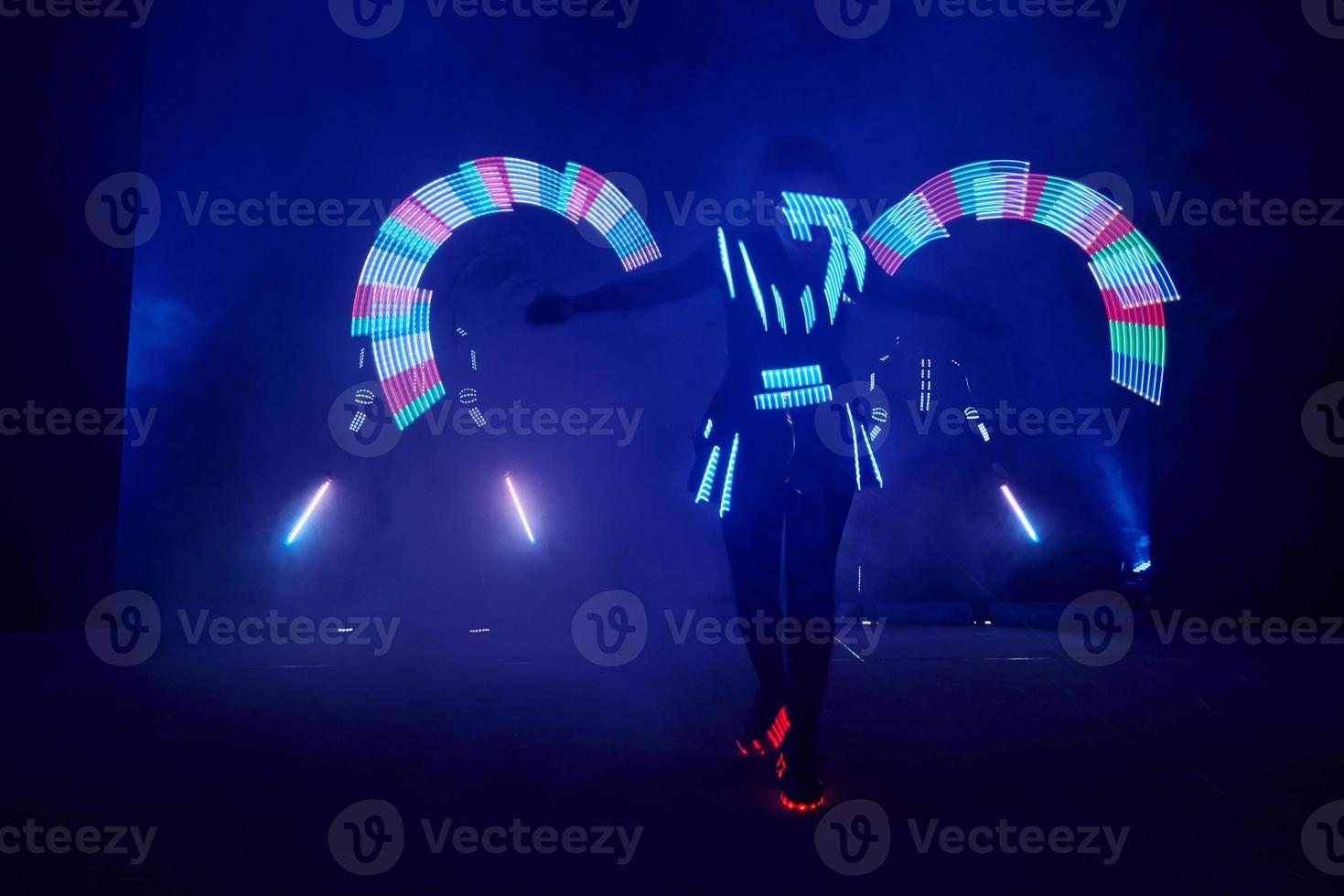 Rendimiento de espectáculo de láser, bailarines en trajes de led con lámpara led, actuación de club nocturno muy hermosa, fiesta foto