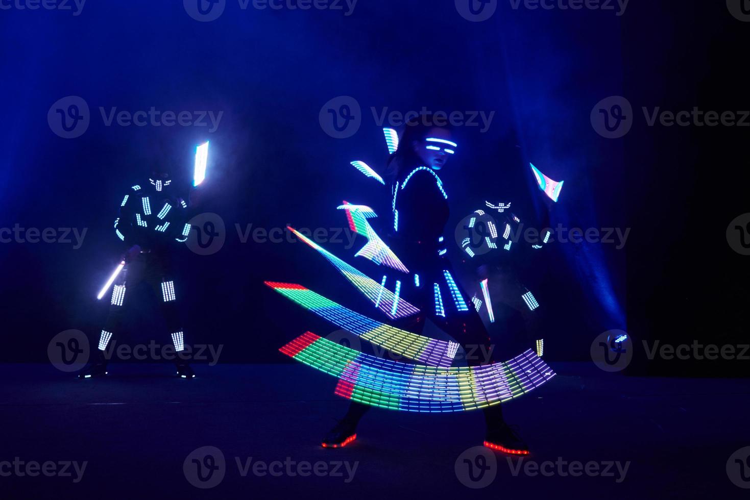 Rendimiento de espectáculo de láser, bailarines en trajes de led con lámpara led, actuación de club nocturno muy hermosa, fiesta foto