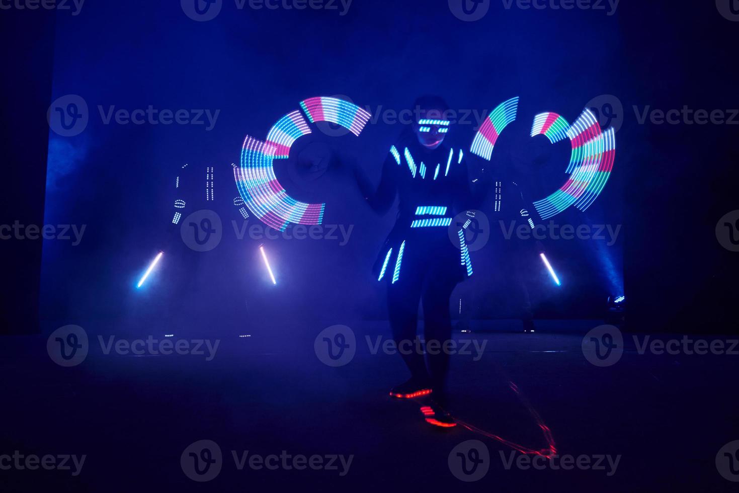 Rendimiento de espectáculo de láser, bailarines en trajes de led con lámpara led, actuación de club nocturno muy hermosa, fiesta foto