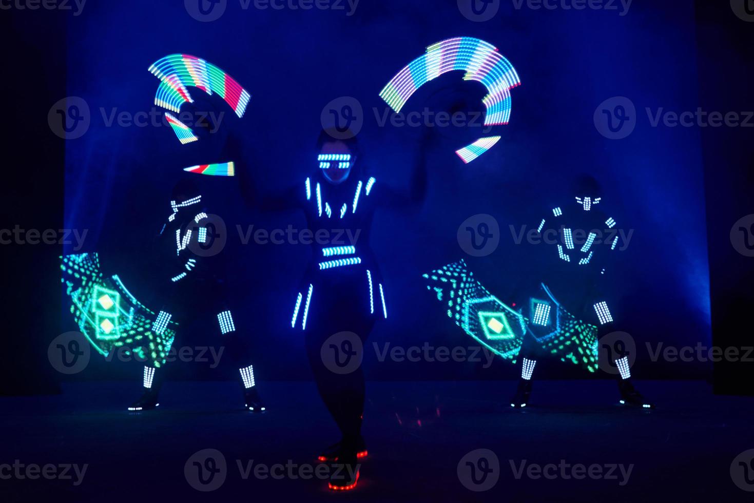 Rendimiento de espectáculo de láser, bailarines en trajes de led con lámpara led, actuación de club nocturno muy hermosa, fiesta foto