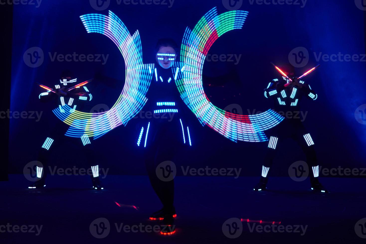 Rendimiento de espectáculo de láser, bailarines en trajes de led con lámpara led, actuación de club nocturno muy hermosa, fiesta foto