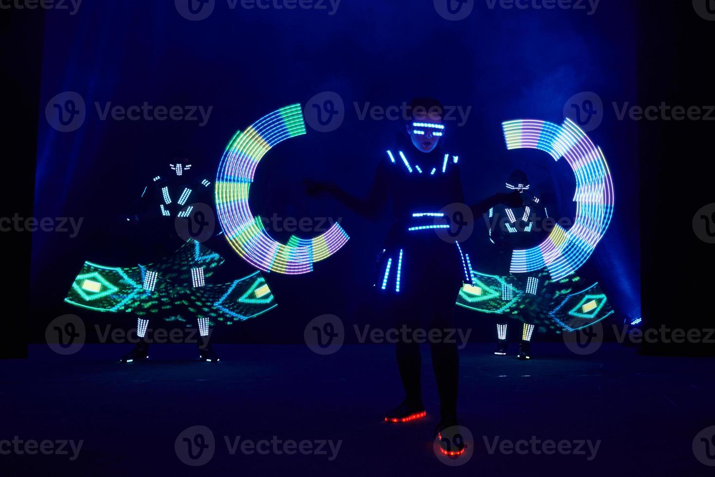 Rendimiento de espectáculo de láser, bailarines en trajes de led con lámpara led, actuación de club nocturno muy hermosa, fiesta foto