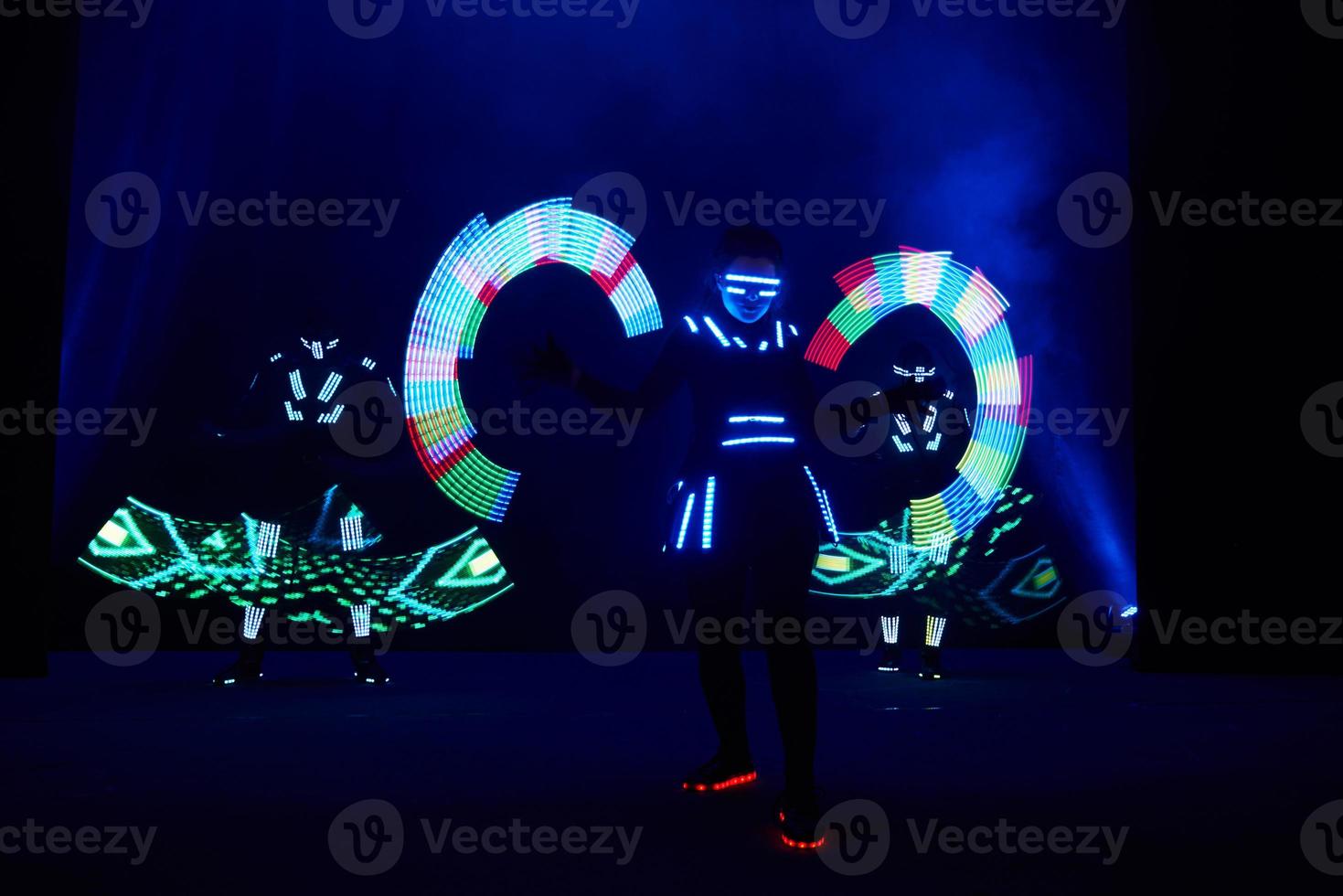 Rendimiento de espectáculo de láser, bailarines en trajes de led con lámpara led, actuación de club nocturno muy hermosa, fiesta foto