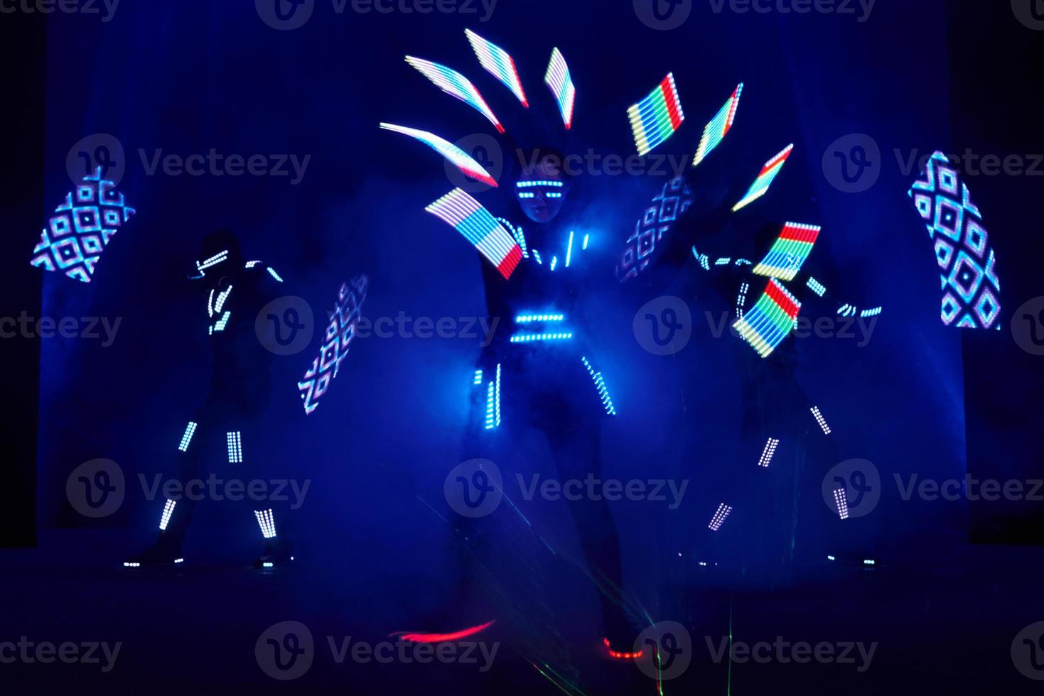 Rendimiento de espectáculo de láser, bailarines en trajes de led con lámpara led, actuación de club nocturno muy hermosa, fiesta foto