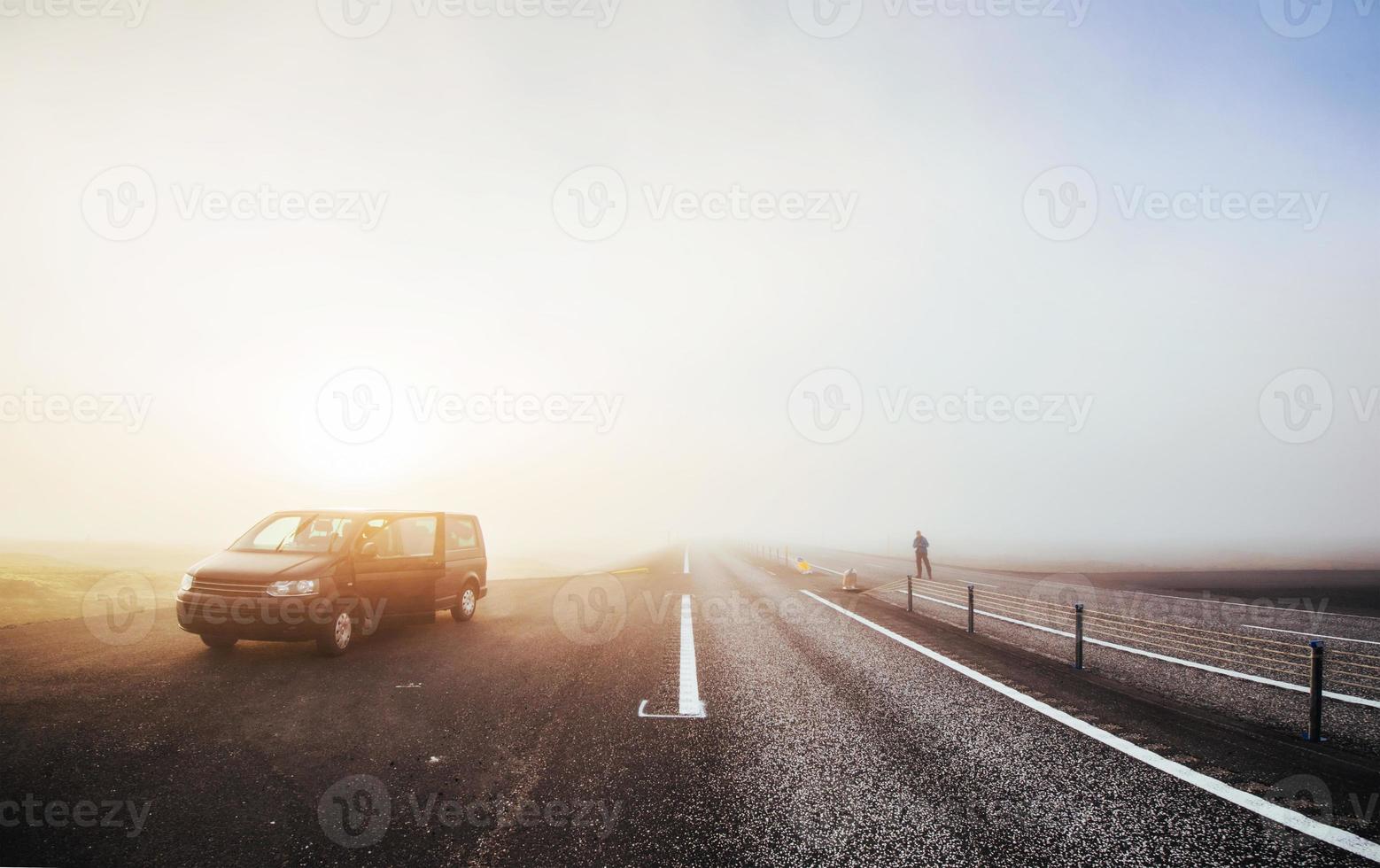 bus en el paso de montaña. viajar a islandia. hermosa puesta de sol sobre el océano y el fiordo en islandia. paisaje islandés con montañas y nubes foto