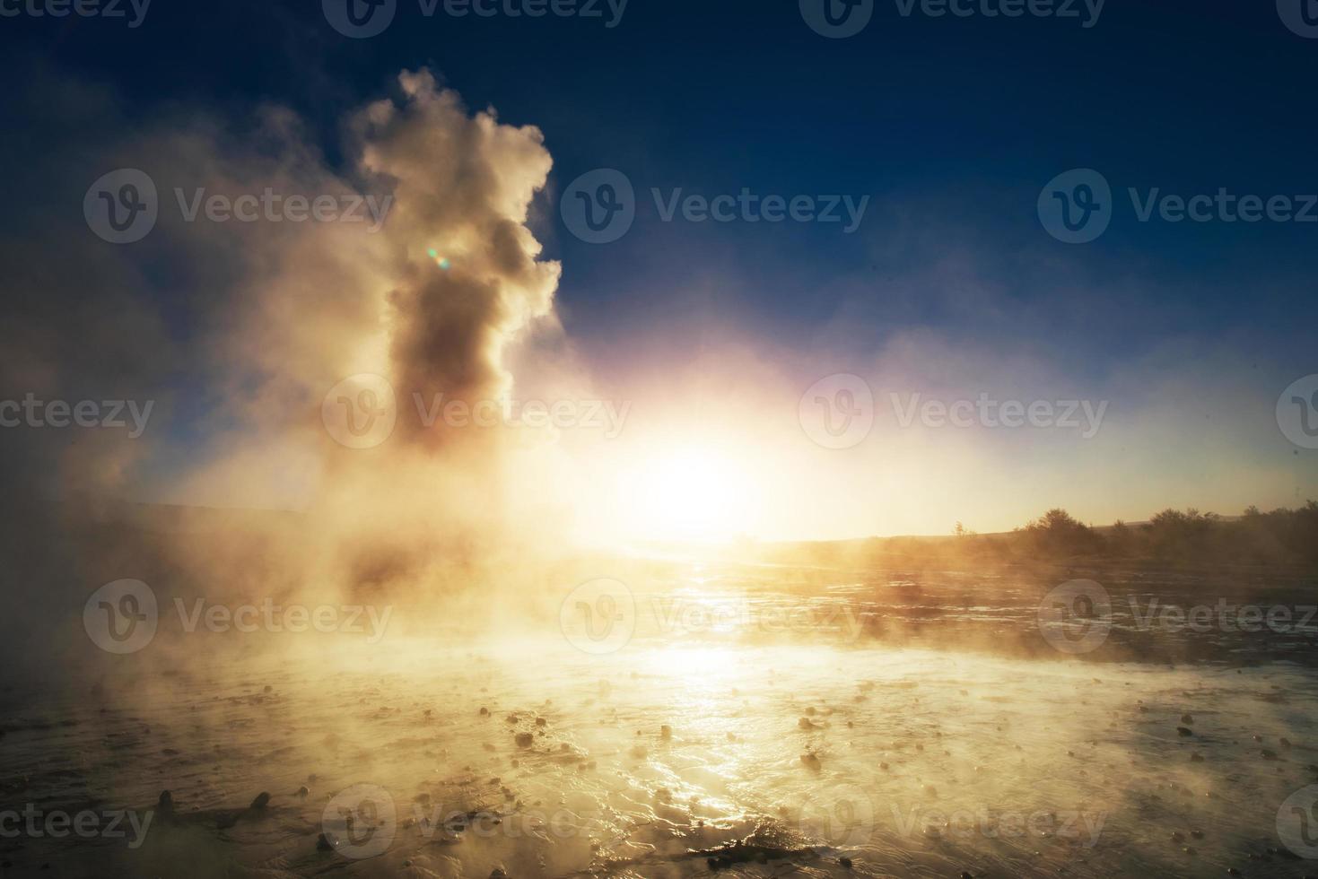 fantástica erupción del géiser strokkur al atardecer en islandia. colores fantásticos foto