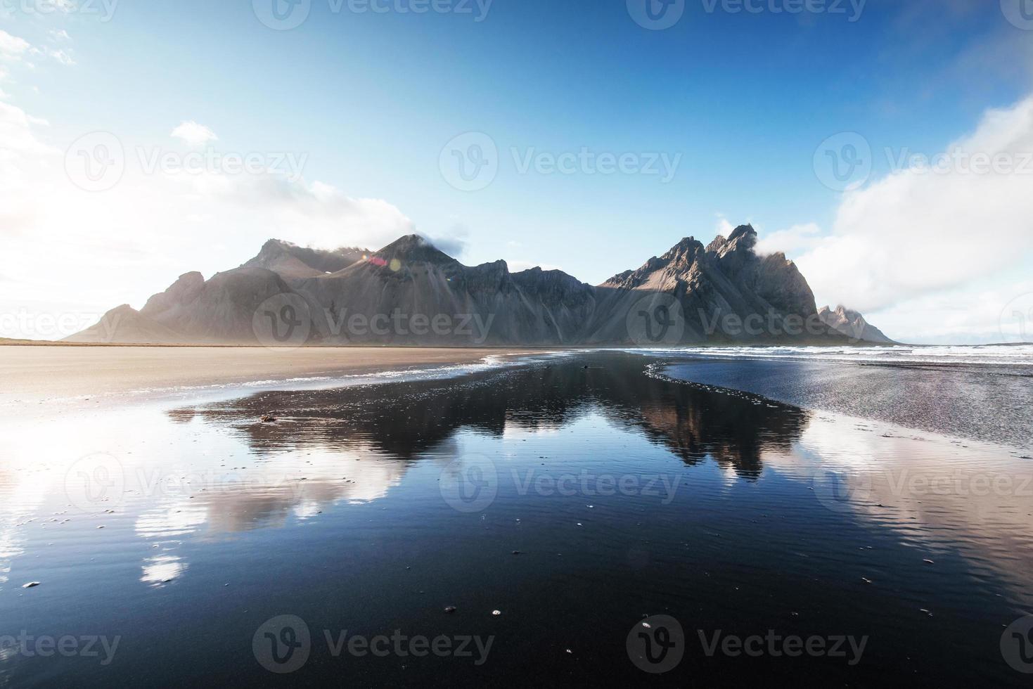 hermoso jokulsarlon ake con fondo de cielo azul y montaña, fondo de paisaje de temporada de islandia foto