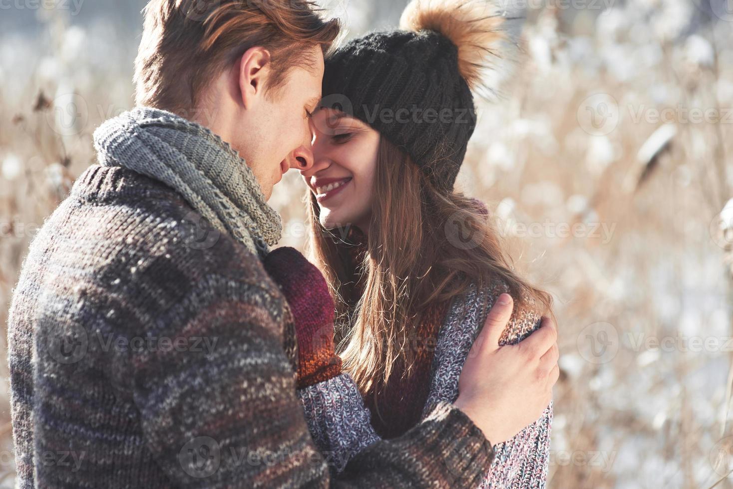 feliz pareja joven en el parque de invierno que se divierten al aire libre en familia. foto