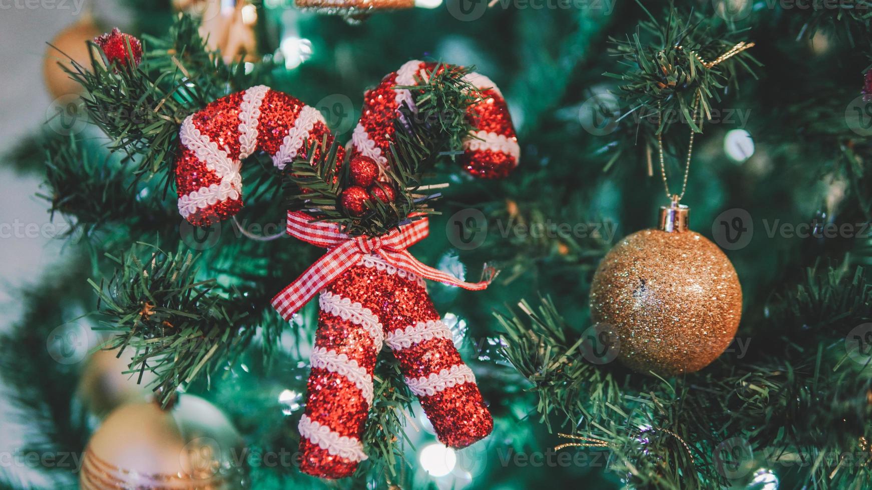 juguetes de navidad colgando del árbol de navidad foto