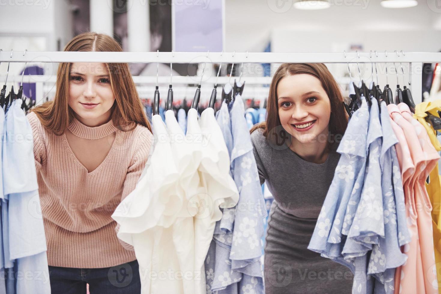 Hermosas mujeres jóvenes en el mercado semanal de telas - mejores amigas compartiendo tiempo libre divirtiéndose y comprando en el casco antiguo en un día soleado - novias disfrutando de momentos de la vida cotidiana foto