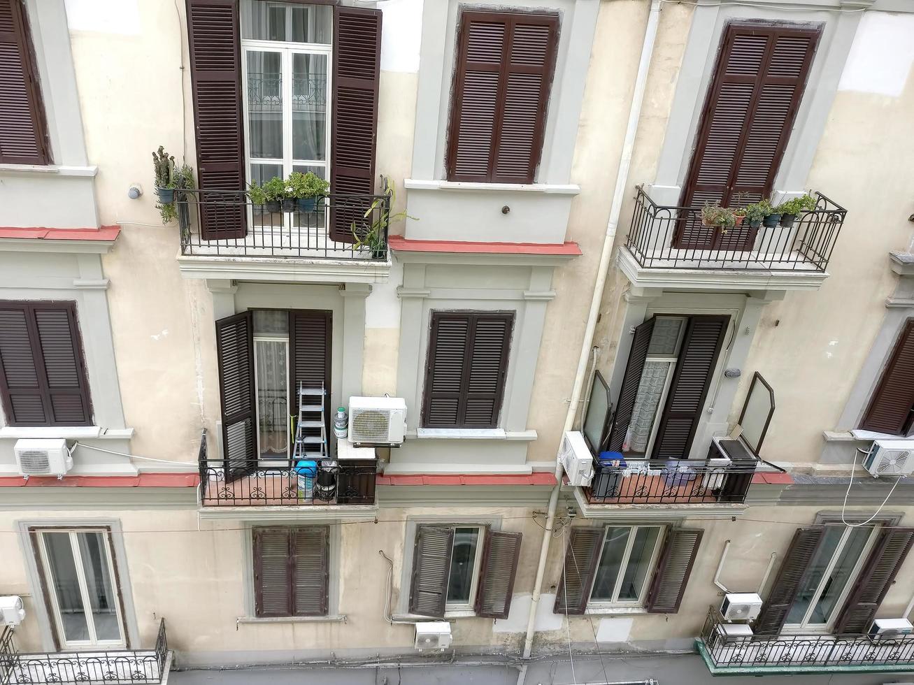 Ventanas, balcones y contraventanas de un edificio de apartamentos italiano foto