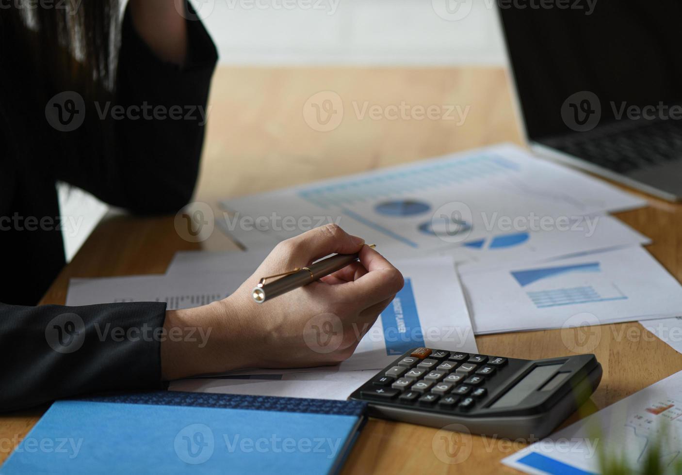 concepto de contabilidad, el personal de contabilidad está resumiendo el presupuesto de la empresa. foto