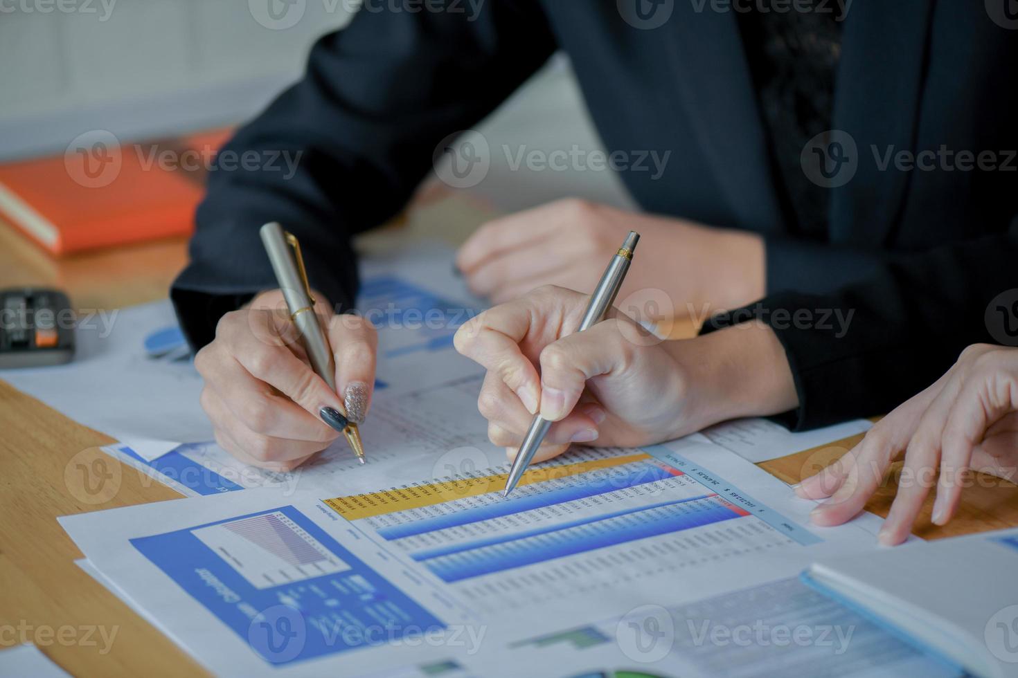 el equipo de auditoría financiera está verificando el gráfico numérico para presentar el paso final. foto