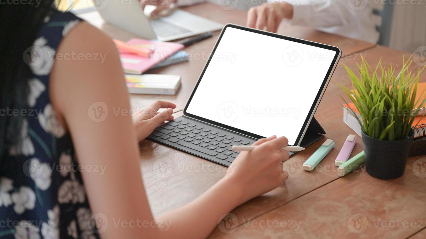 Toma recortada de estudiantes femeninas que utilizan una computadora portátil para estudiar el verano en línea en casa. foto