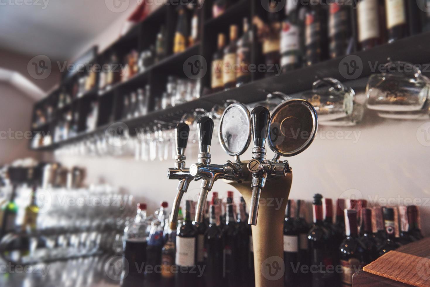 Listo para una pinta de cerveza en un bar en un pub de madera de estilo tradicional foto