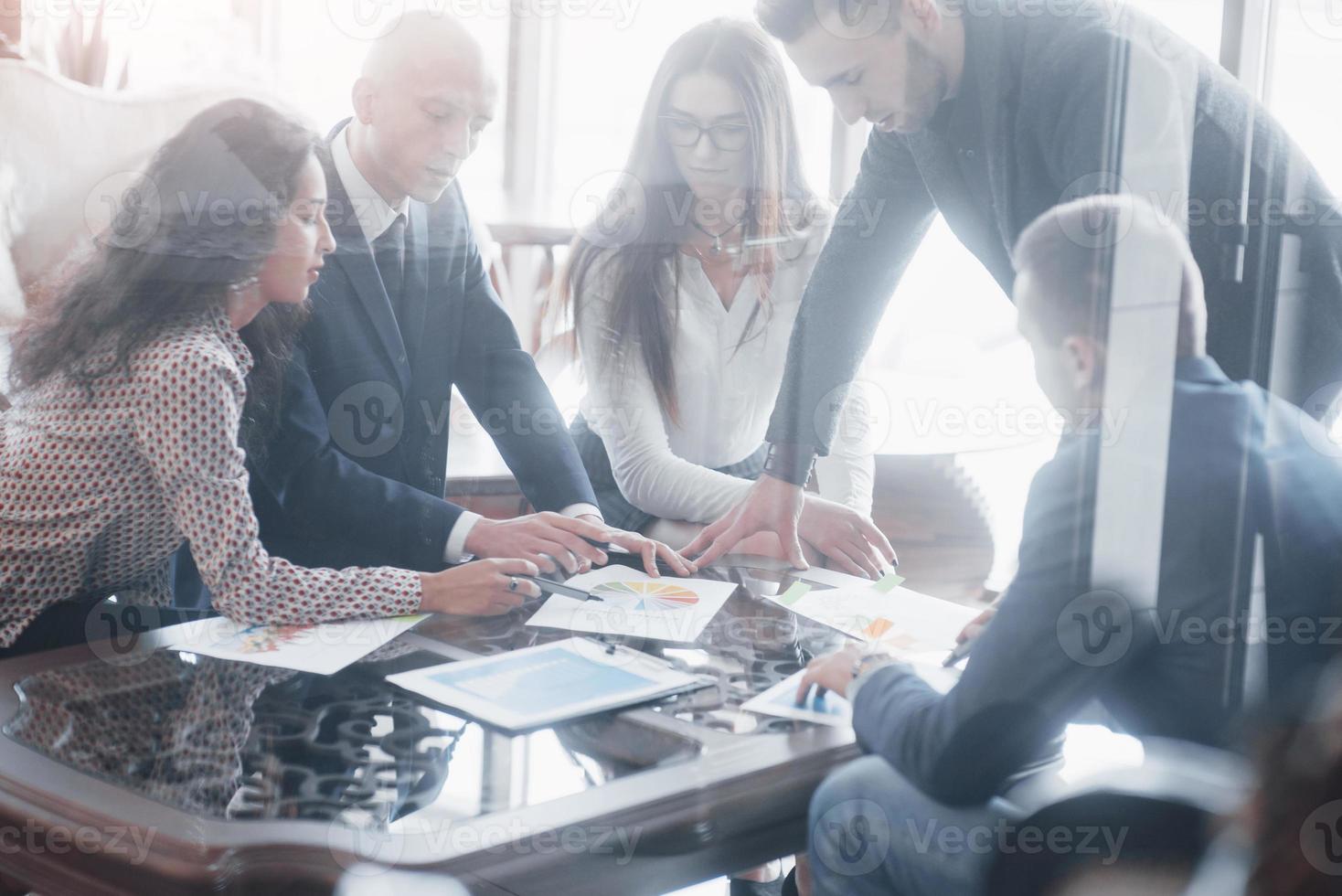 joven equipo de compañeros de trabajo haciendo una gran discusión de negocios en la moderna oficina de coworking. concepto de personas de trabajo en equipo foto