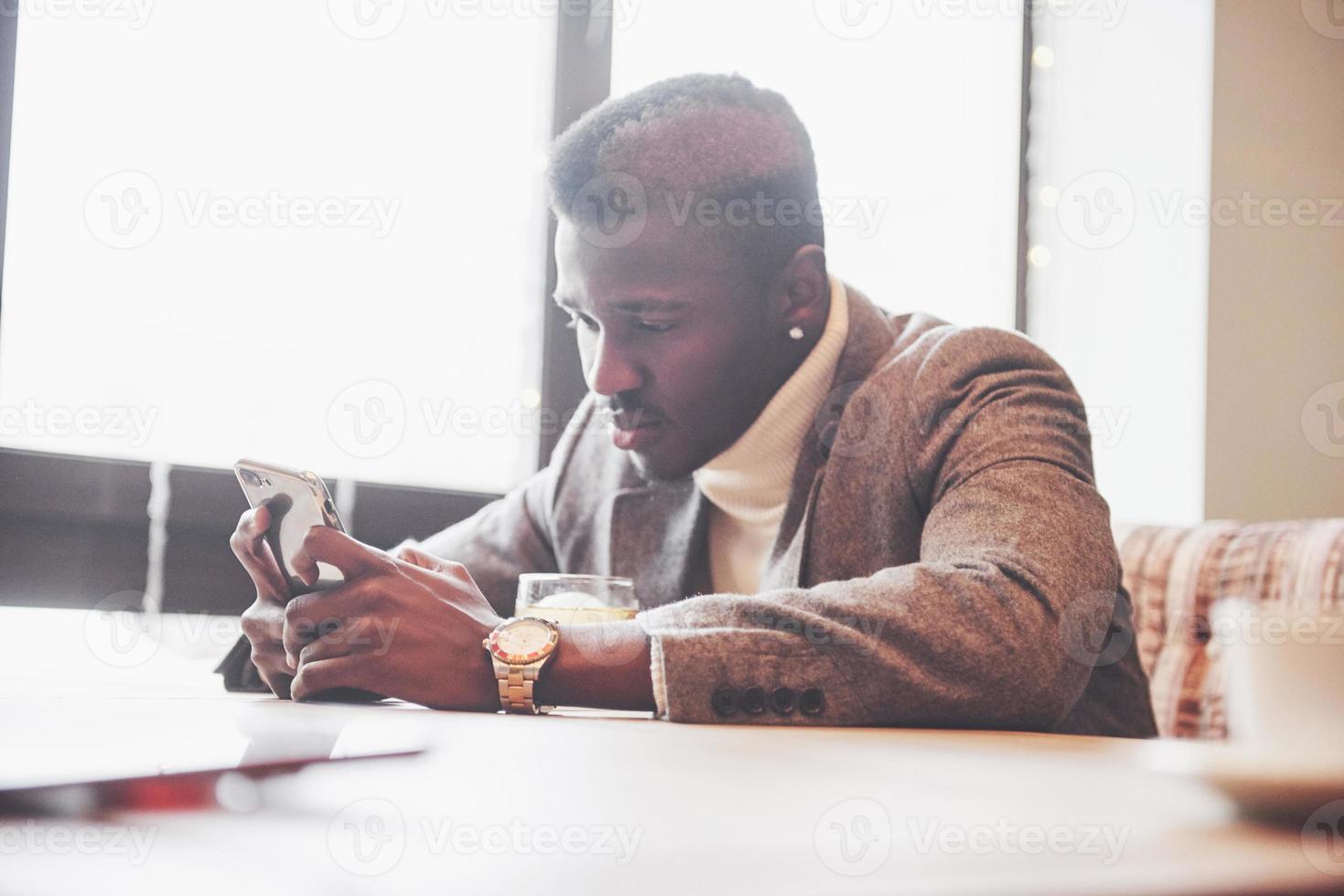 hombre de negocios americano africano, con, computador portatil, en, un, café foto