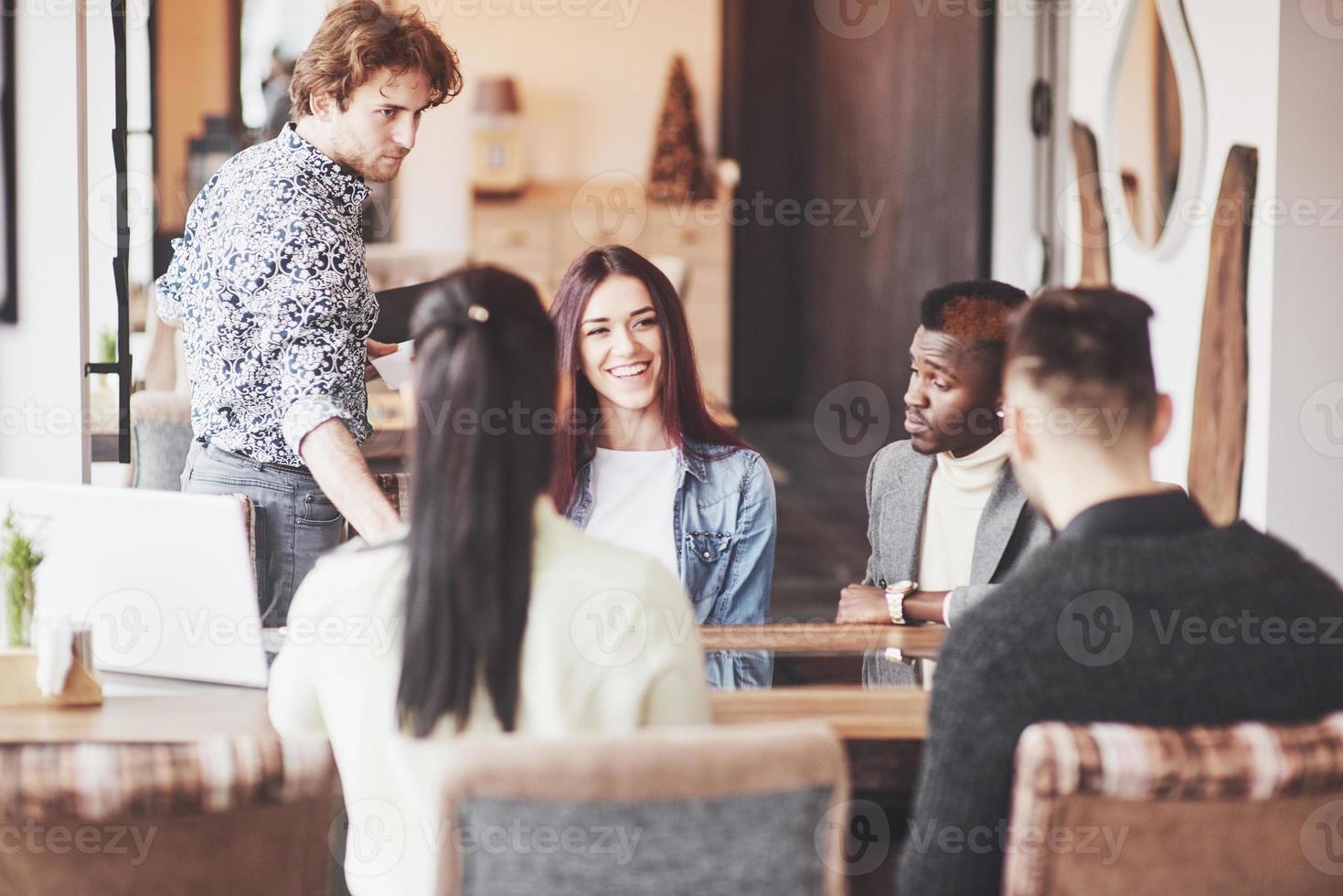 grupo de empresarios vestidos casualmente discutiendo ideas. profesionales creativos se reunieron para discutir los temas importantes del nuevo proyecto de inicio exitoso. concepto de lluvia de ideas de trabajo en equipo foto