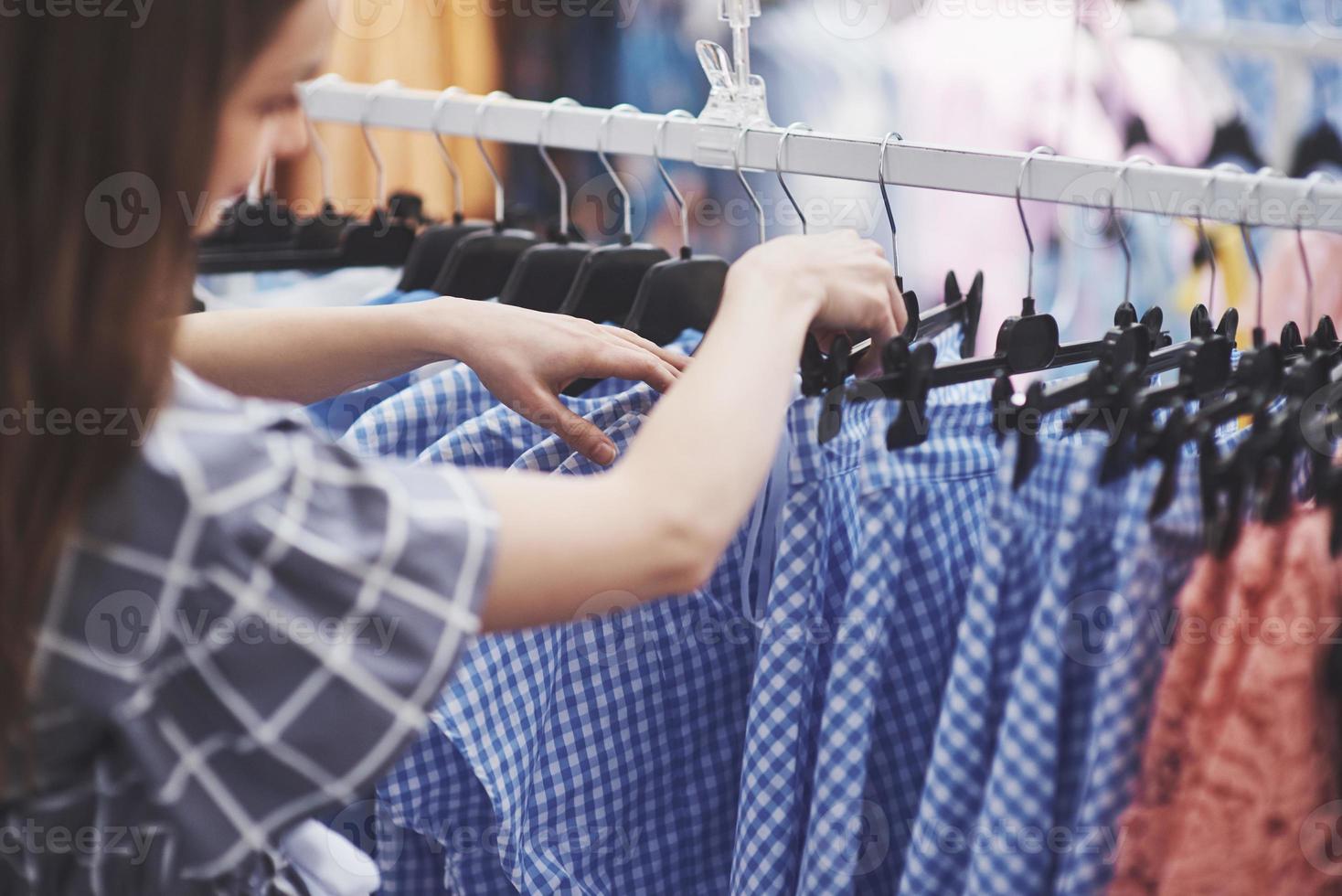 tienda de ropa vestido de traje concepto de estilo de tienda de moda foto