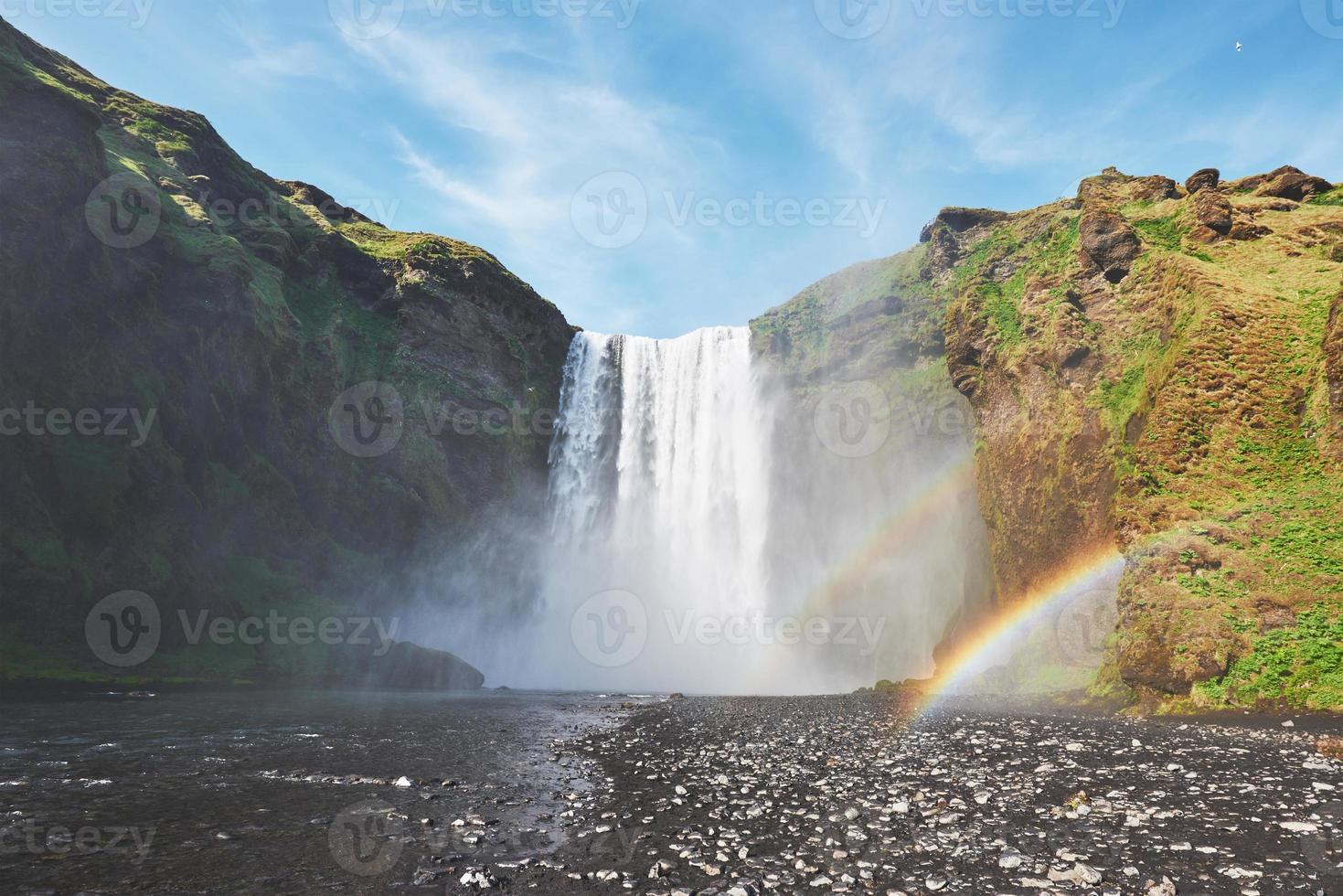 gran cascada skogafoss en el sur de islandia, cerca de la ciudad de skogar. escena dramática y pintoresca foto