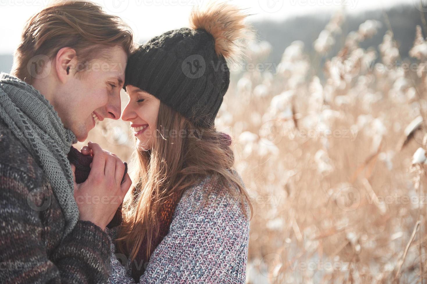 feliz pareja joven en el parque de invierno que se divierten al aire libre en familia. foto