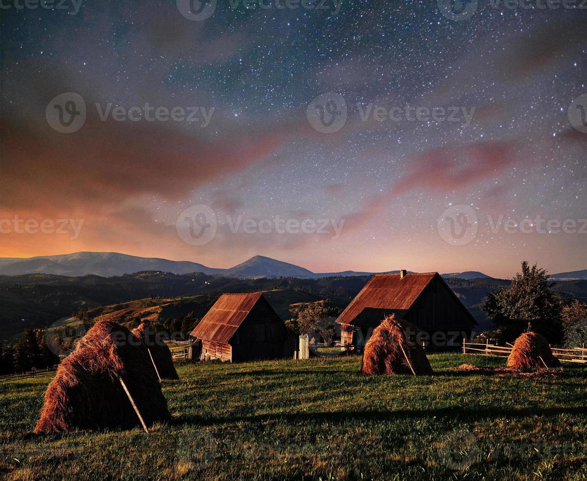 fantásticos montones de cielo estrellado y pueblos tradicionales de montaña. cárpatos, ucrania foto