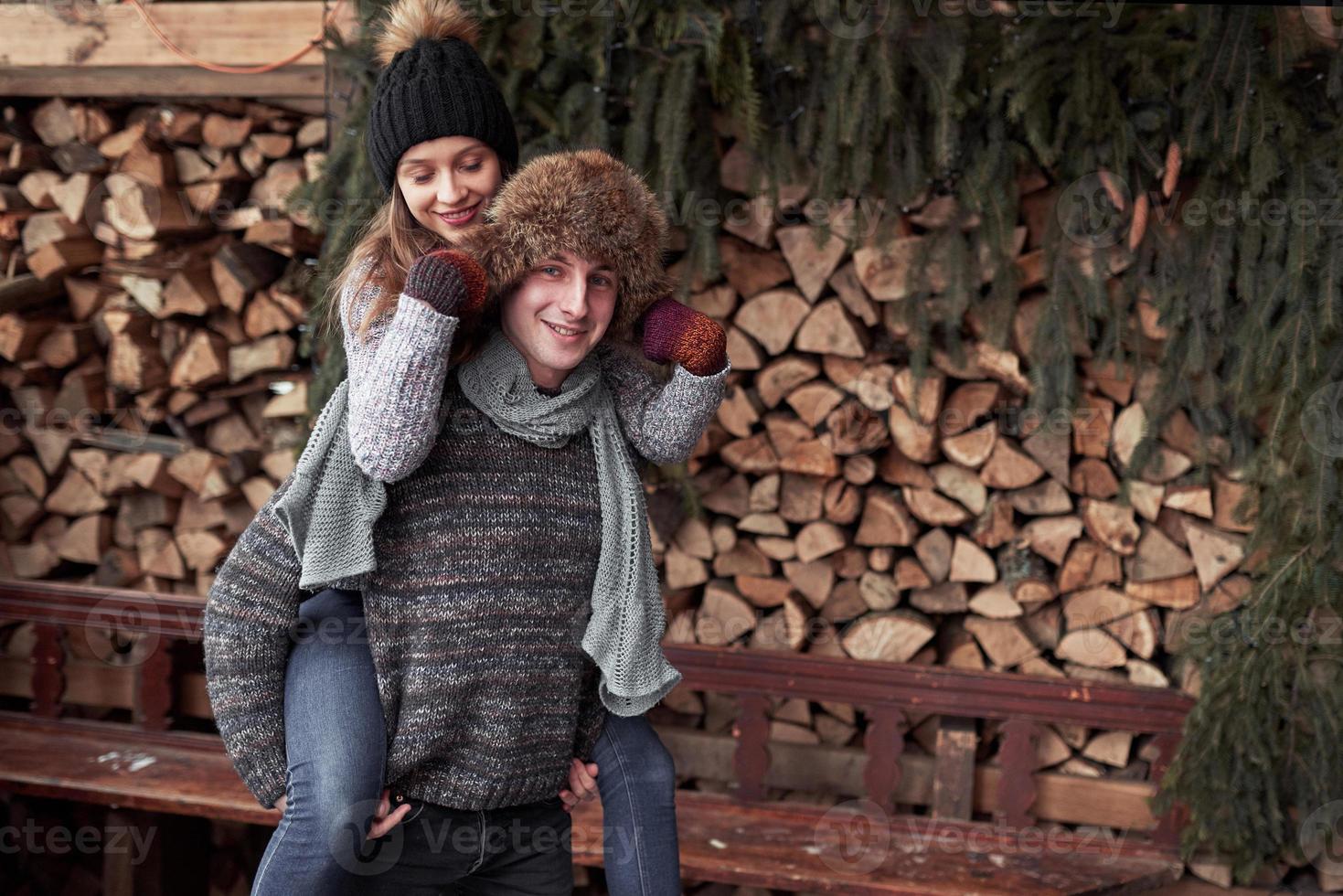 Navidad feliz pareja enamorada abrazo en invierno nevado bosque frío, espacio de copia, celebración de fiesta de año nuevo, vacaciones y vacaciones, viajes, amor y relaciones foto