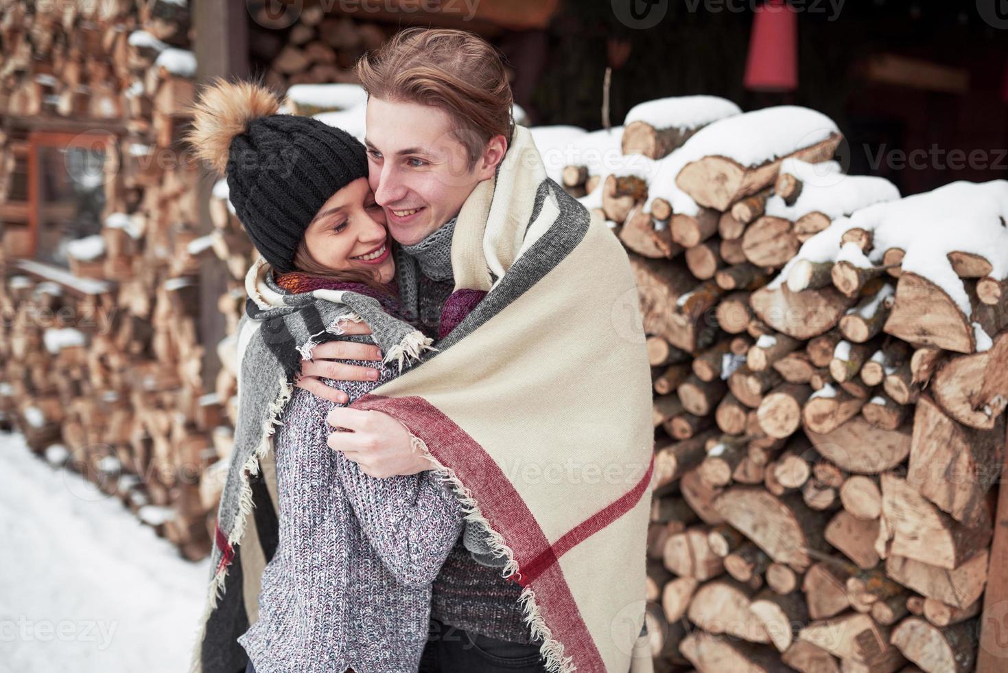 feliz pareja joven en el parque de invierno que se divierten al aire libre en familia. foto