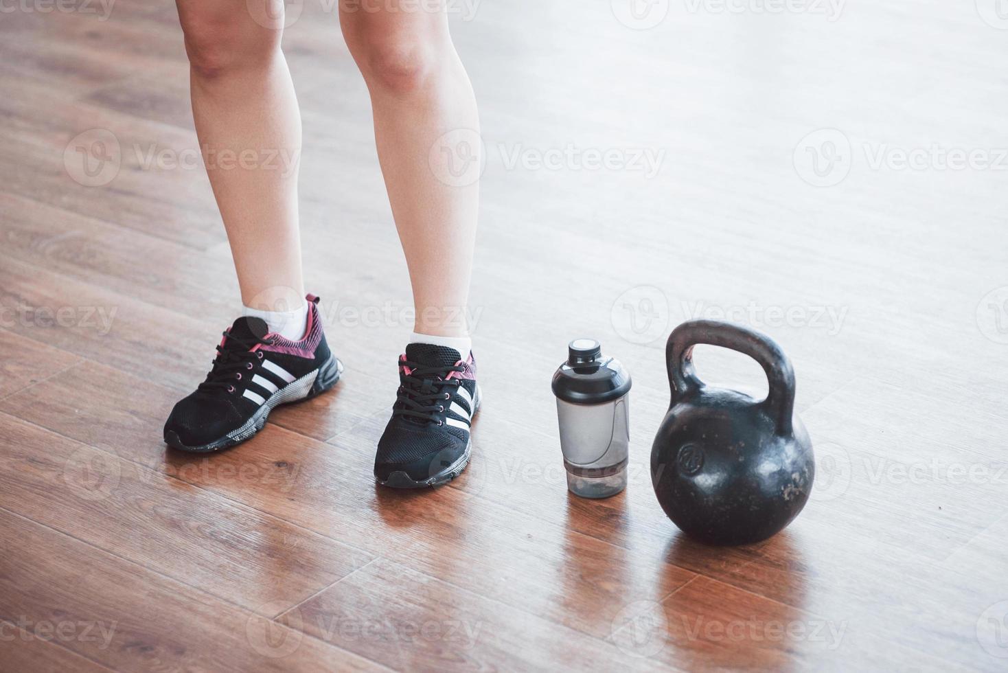 chica activa en el gimnasio. concepto de entrenamiento de estilo de vida saludable deporte foto