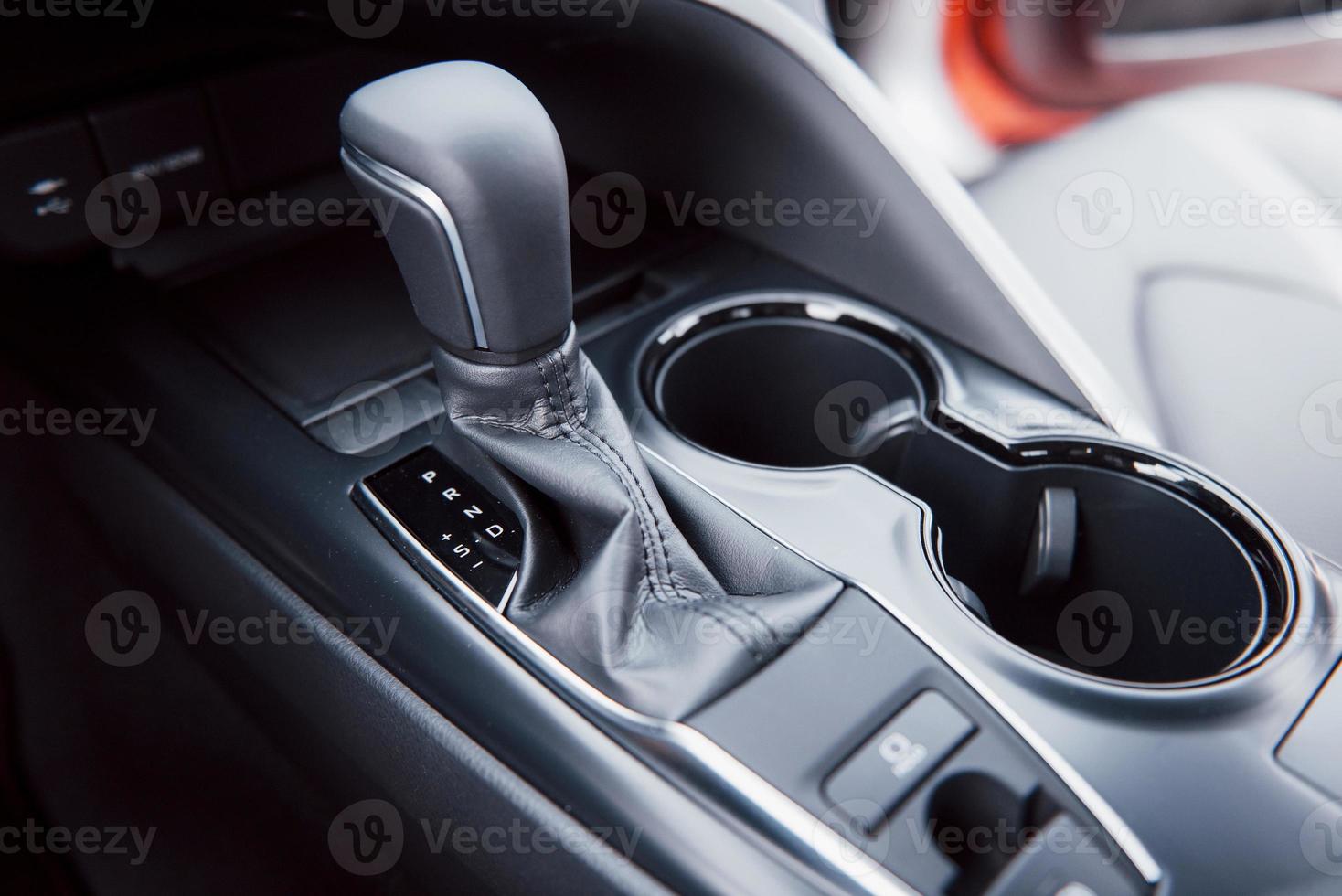 Vista del interior de un automóvil moderno que muestra el salpicadero. transmisión automática foto