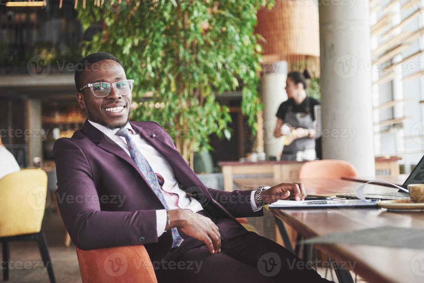 feliz sonrisa de un exitoso empresario afroamericano en un traje. foto