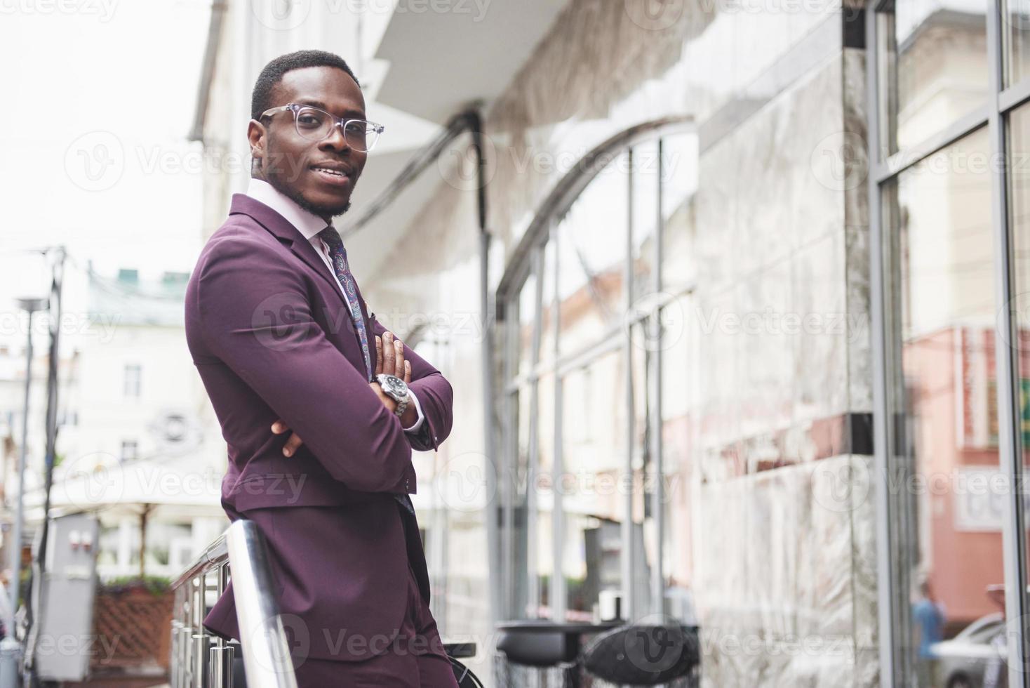 Sonrisa feliz de un exitoso empresario afroamericano en un traje foto