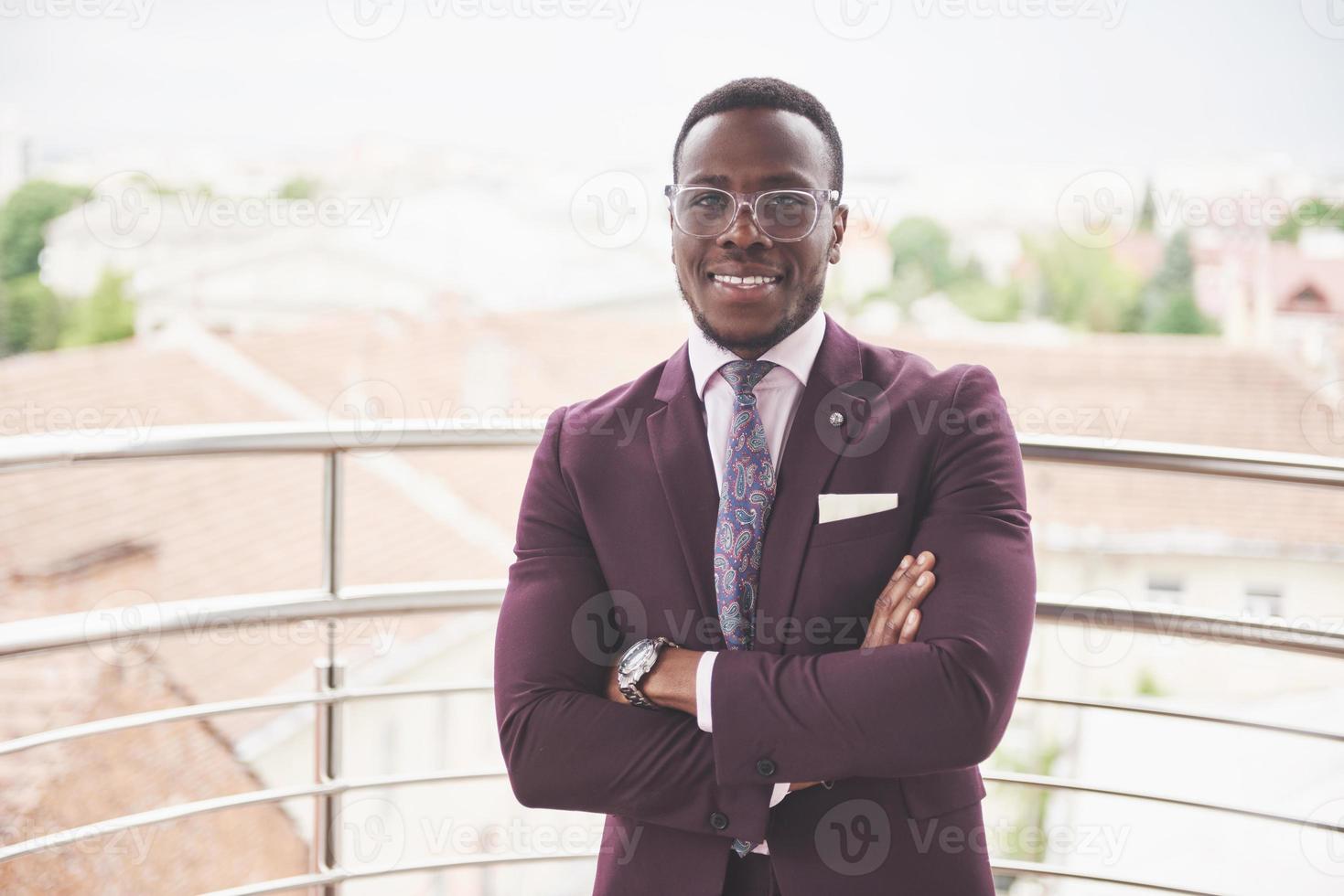 Sonrisa feliz de un exitoso empresario afroamericano en un traje foto