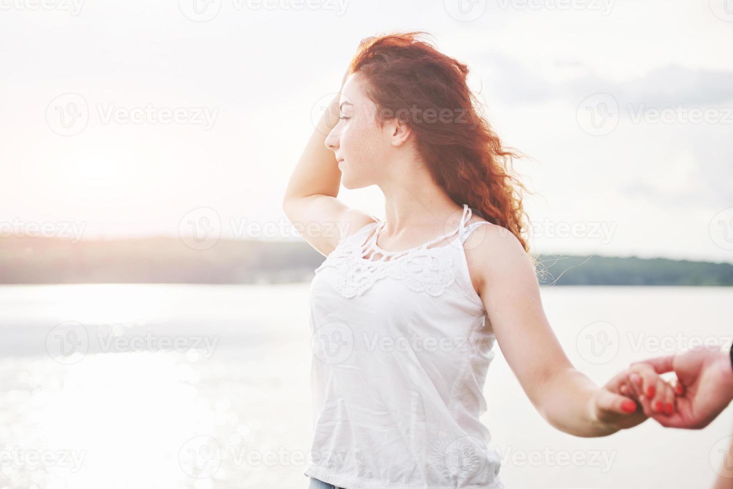 atractiva mujer juguetona al aire libre foto