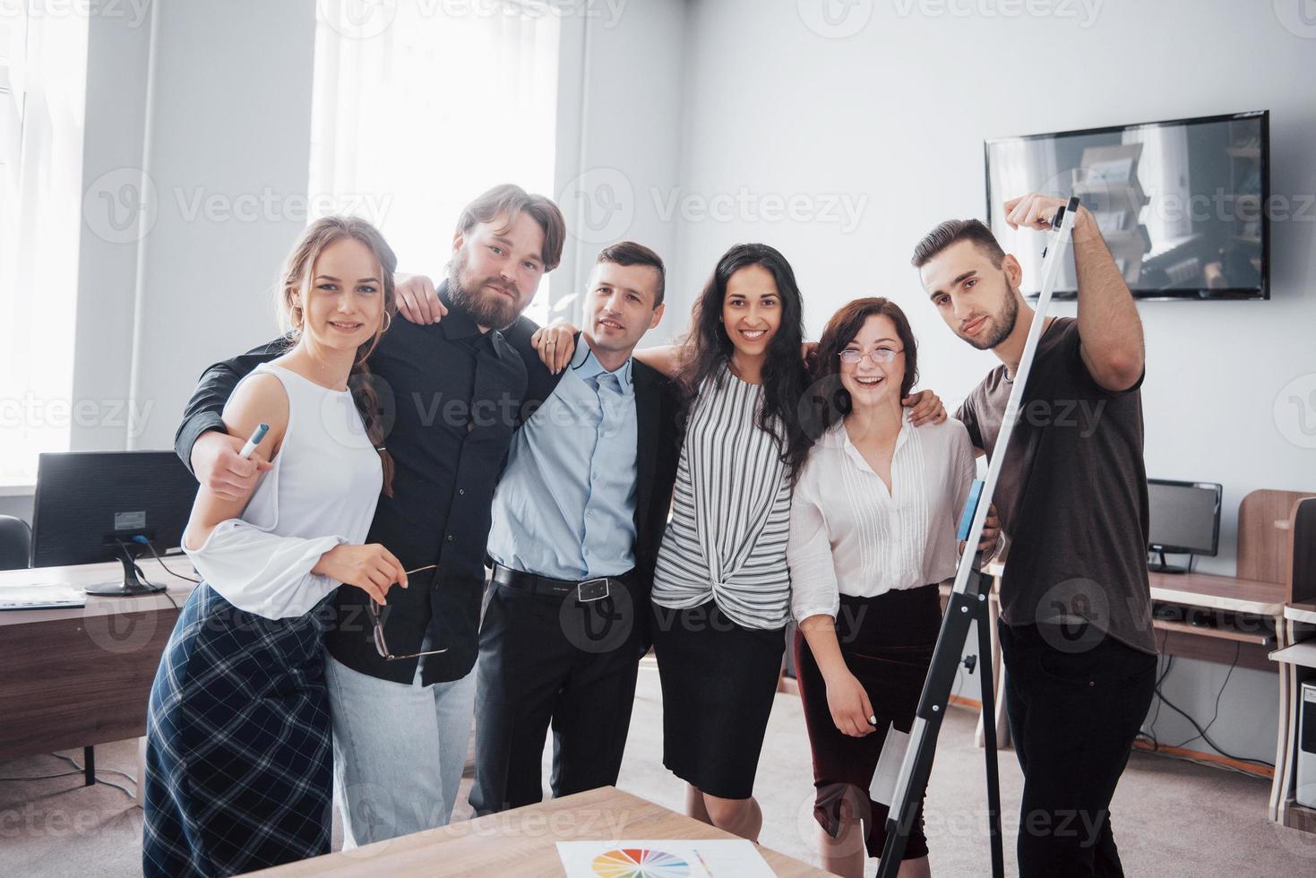 retrato de un feliz equipo creativo en la oficina foto