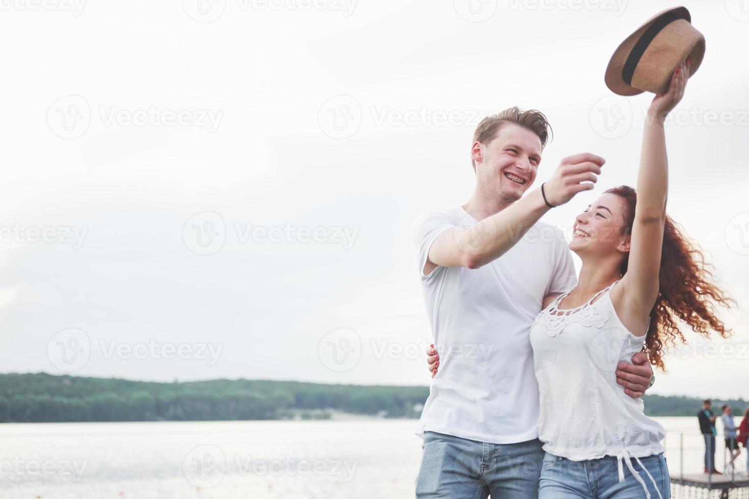 cariñosa pareja feliz juguetona divertida en la playa. foto